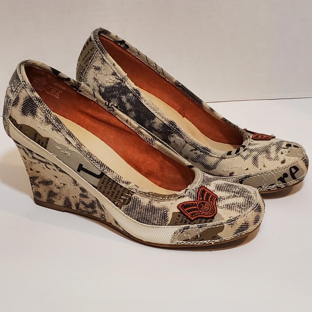 No Boundaries Distressed Wedge, Size 9.5